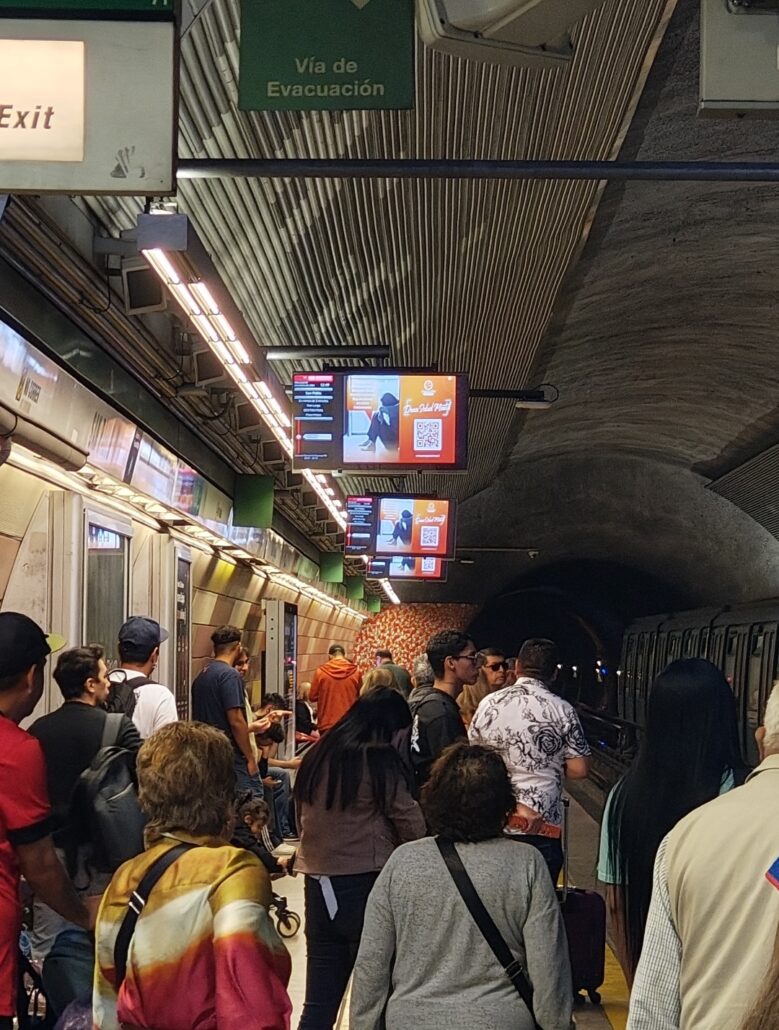 ¡Atrapasueños Iluminó el Metro de Santiago! ✨ ¡Atrapasueños Iluminó el Metro de Santiago! ✨